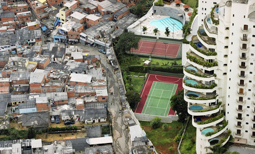SAO PAULO, BRAZIL, 2005. The Paraisópolis favela (Paradise City shantitown) borders the affluent district of Morumbi in São Paulo, Brazil (Foto: Tuca Vieira)