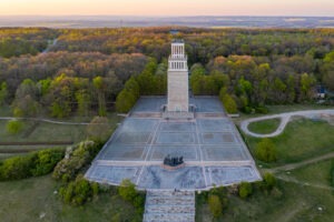 Fotografía aérea del Memorial Nacional de Buchenwald con su campanario, cerca de Weimar